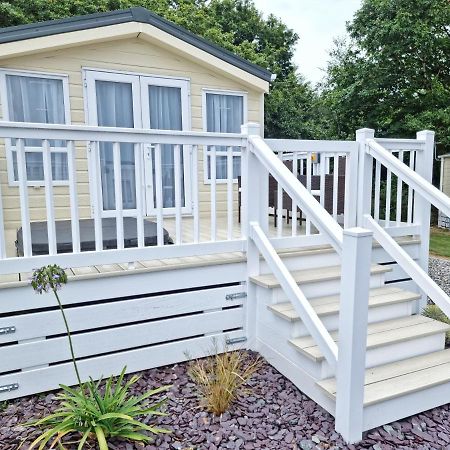 Rosefinch Sleeps 2 Persons-Private Hot Tub-Tranquil Holiday Away From It All Yet Not Far From St Austell- The Holiday Home Has One Bedroom, Living And Dining Area, Equipped Kitchen-Decking-Outdoor Furniture-Fishing Lakes-Non Pet Unit المظهر الخارجي الصورة