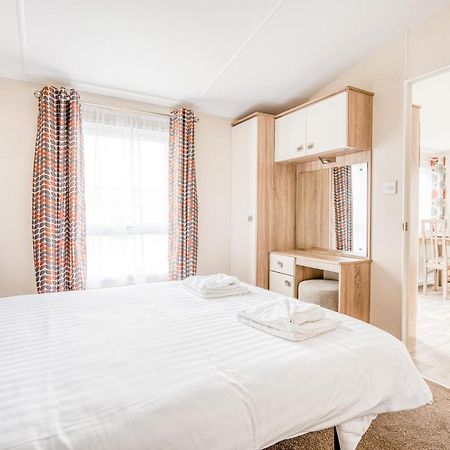 Rosefinch Sleeps 2 Persons-Private Hot Tub-Tranquil Holiday Away From It All Yet Not Far From St Austell- The Holiday Home Has One Bedroom, Living And Dining Area, Equipped Kitchen-Decking-Outdoor Furniture-Fishing Lakes-Non Pet Unit المظهر الخارجي الصورة