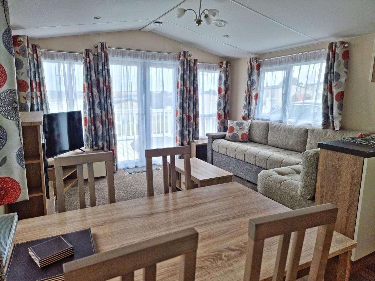 Rosefinch Sleeps 2 Persons-Private Hot Tub-Tranquil Holiday Away From It All Yet Not Far From St Austell- The Holiday Home Has One Bedroom, Living And Dining Area, Equipped Kitchen-Decking-Outdoor Furniture-Fishing Lakes-Non Pet Unit المظهر الخارجي الصورة