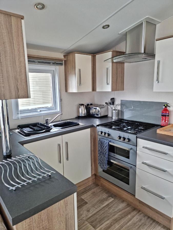 Rosefinch Sleeps 2 Persons-Private Hot Tub-Tranquil Holiday Away From It All Yet Not Far From St Austell- The Holiday Home Has One Bedroom, Living And Dining Area, Equipped Kitchen-Decking-Outdoor Furniture-Fishing Lakes-Non Pet Unit المظهر الخارجي الصورة