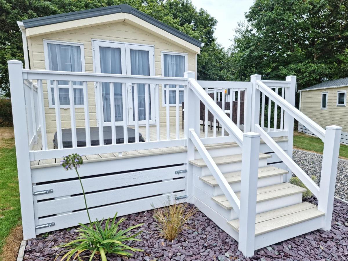 Rosefinch Sleeps 2 Persons-Private Hot Tub-Tranquil Holiday Away From It All Yet Not Far From St Austell- The Holiday Home Has One Bedroom, Living And Dining Area, Equipped Kitchen-Decking-Outdoor Furniture-Fishing Lakes-Non Pet Unit المظهر الخارجي الصورة