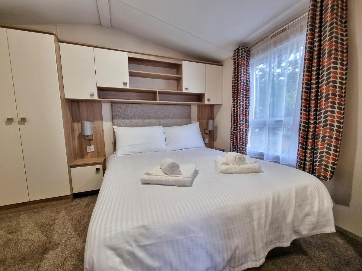 Rosefinch Sleeps 2 Persons-Private Hot Tub-Tranquil Holiday Away From It All Yet Not Far From St Austell- The Holiday Home Has One Bedroom, Living And Dining Area, Equipped Kitchen-Decking-Outdoor Furniture-Fishing Lakes-Non Pet Unit المظهر الخارجي الصورة