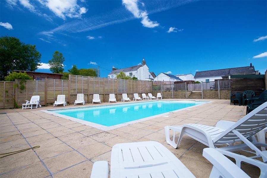 Rosefinch Sleeps 2 Persons-Private Hot Tub-Tranquil Holiday Away From It All Yet Not Far From St Austell- The Holiday Home Has One Bedroom, Living And Dining Area, Equipped Kitchen-Decking-Outdoor Furniture-Fishing Lakes-Non Pet Unit المظهر الخارجي الصورة