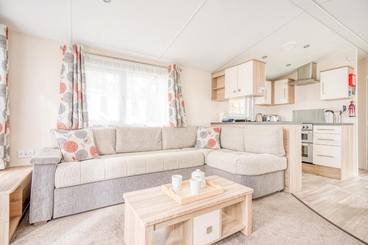 Rosefinch Sleeps 2 Persons-Private Hot Tub-Tranquil Holiday Away From It All Yet Not Far From St Austell- The Holiday Home Has One Bedroom, Living And Dining Area, Equipped Kitchen-Decking-Outdoor Furniture-Fishing Lakes-Non Pet Unit المظهر الخارجي الصورة