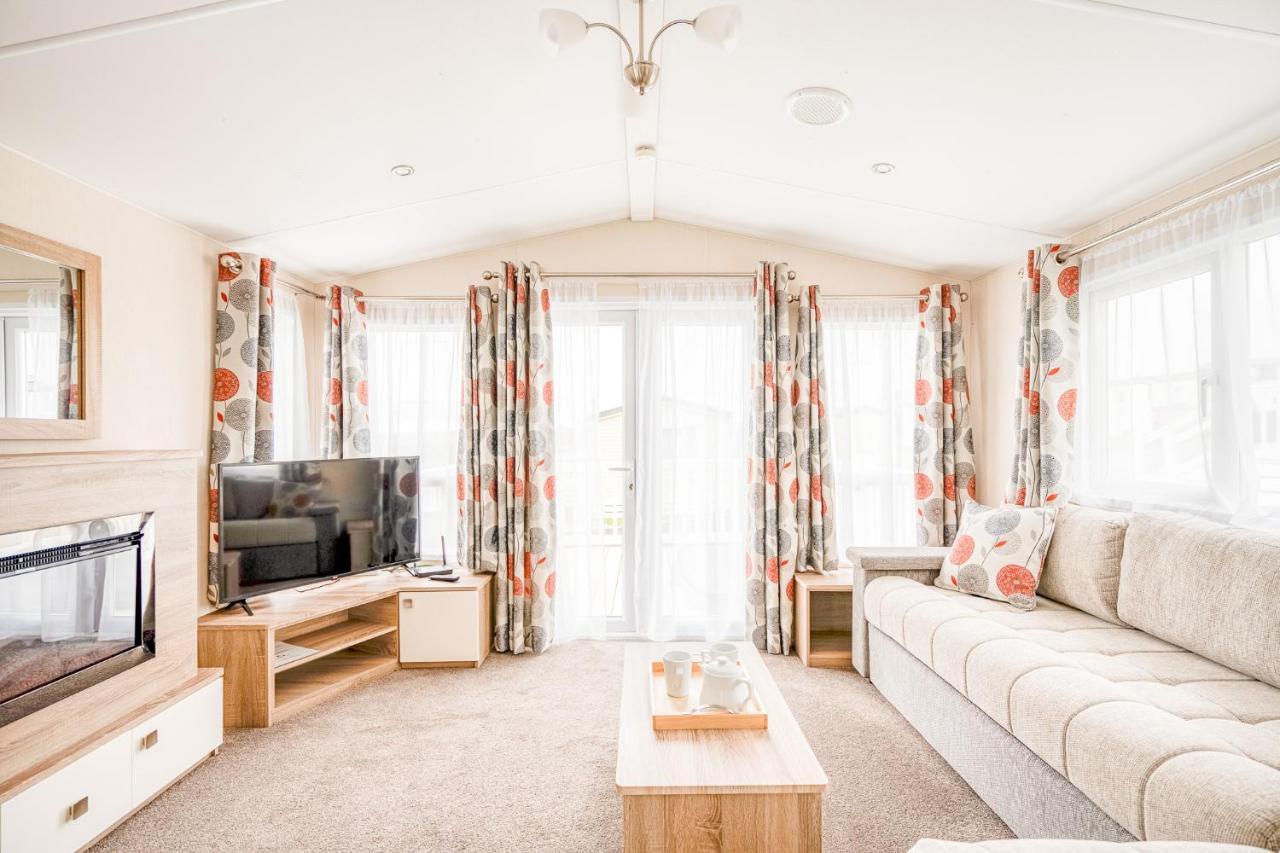 Rosefinch Sleeps 2 Persons-Private Hot Tub-Tranquil Holiday Away From It All Yet Not Far From St Austell- The Holiday Home Has One Bedroom, Living And Dining Area, Equipped Kitchen-Decking-Outdoor Furniture-Fishing Lakes-Non Pet Unit المظهر الخارجي الصورة